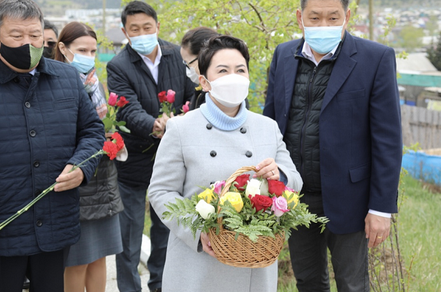 巴特策策格外长向苏赫巴托纪念碑敬献花篮 图片来