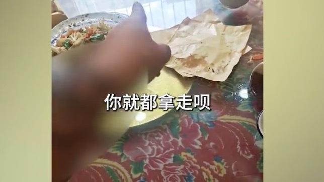 7名大爷就餐后将碗筷一并打包带走，店主：牙签盒也顺走，损失不多但头一回见