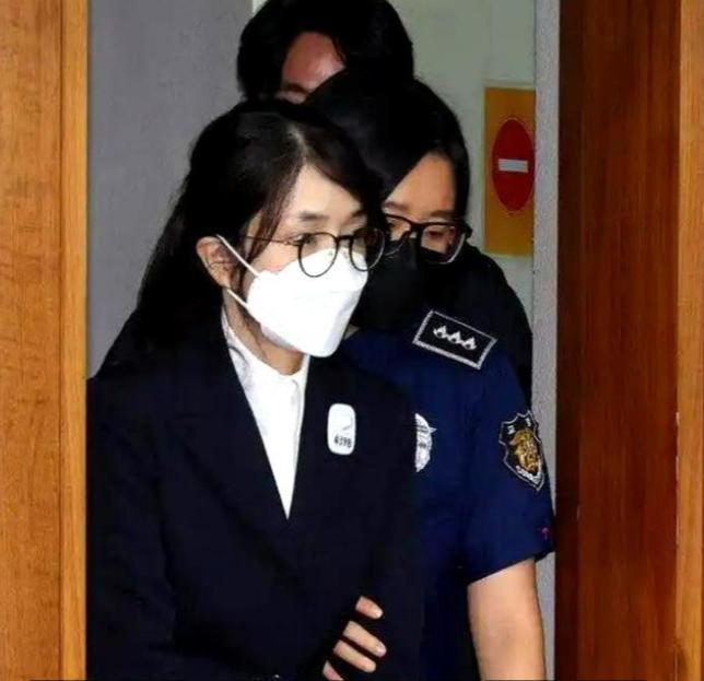 金建希被求刑15年，由两人搀扶出庭，双腿发软，头发花白，形象大变 昔日优雅不再