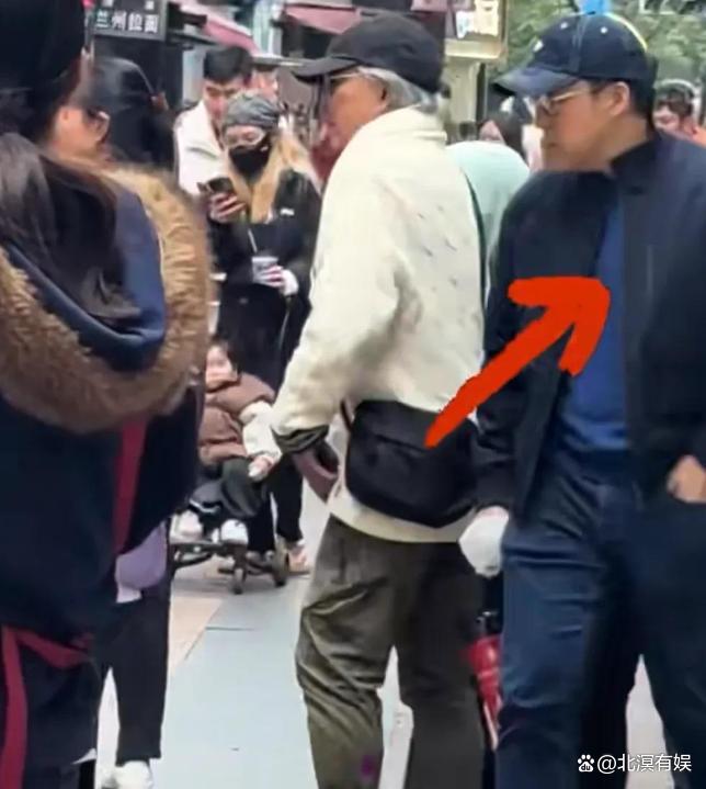 霍启刚一家陪霍震霆逛街 温馨家庭乐