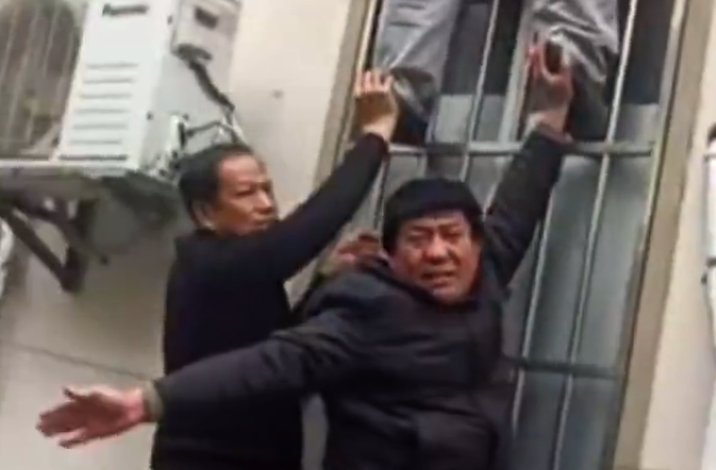 点赞！搭人梯托举救3岁女童的邻居找到了