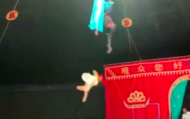 马戏团女演员表演时坠落 举办地负责人：配合失误 演员无大碍
