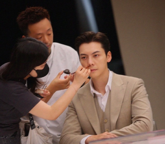 陈伟霆高糊镜头藏不住贵气