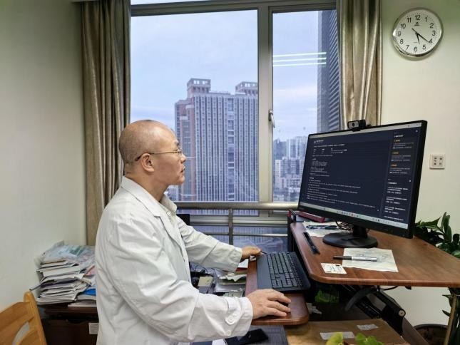 中国医生 vs 美国医生，谁用的 AI 更强？