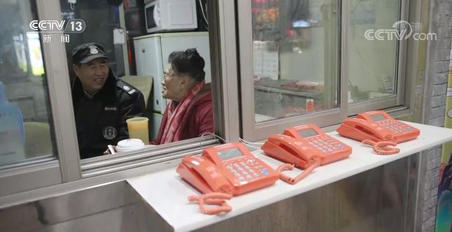 上海最后一家公共电话亭 老人守候了27年