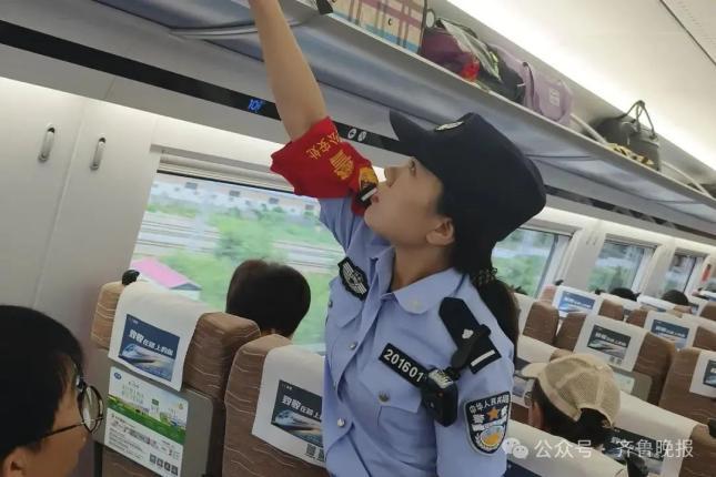 乘警给穿吊带女乘客发“防骚扰卡”引争议 善意提醒获赞