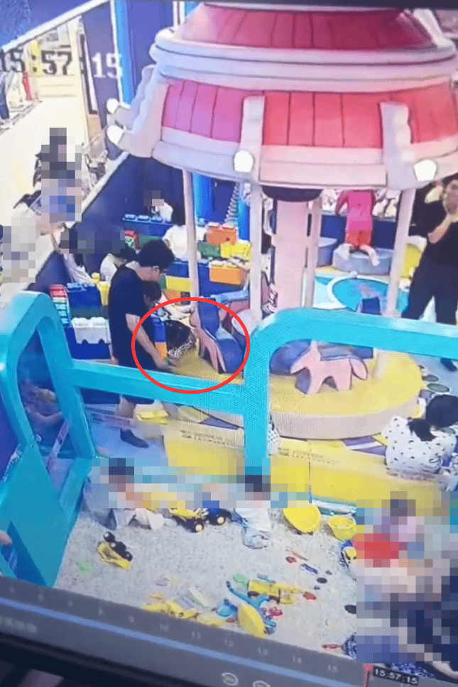 合肥4岁女童玩旋转木马时手被卡骨折 家长正与乐园协商解决