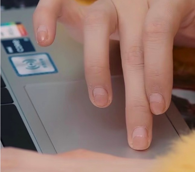 从指甲看主角是真穷 成近期最受眷注的"穷酸笔据"