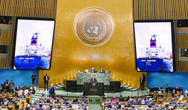  20日，联合国秘书长古特雷斯在第77届联大上发表讲话，屏幕上显示的是乌克兰运粮船。（法新社）