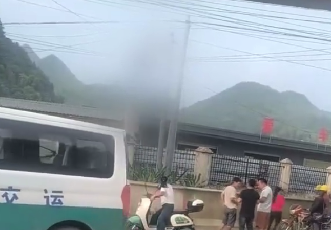 一工人作业时遇意外悬挂在线缆上 村干部：不慎触碰供电线 已救下送医