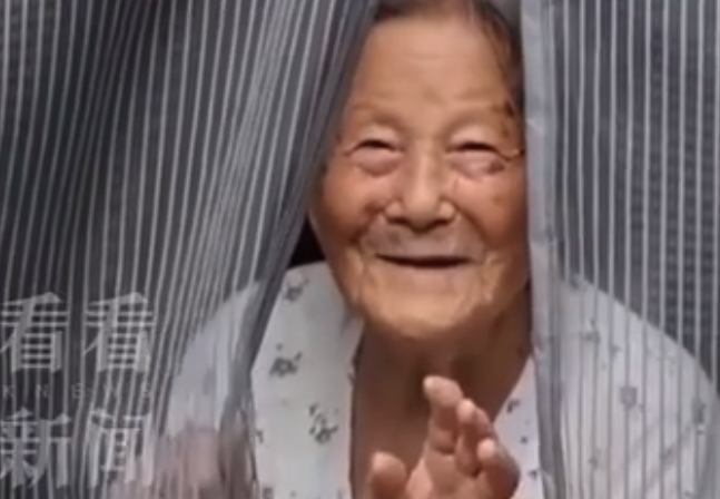 見(jiàn)到“中天小姐姐” 96歲北京奶奶溫情招待