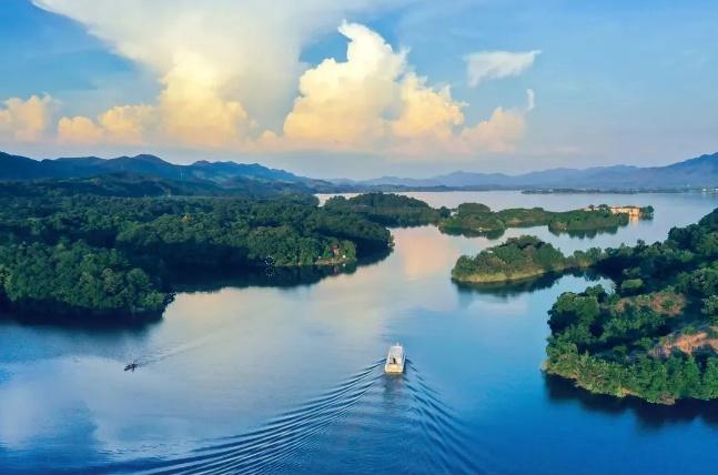 全国多地景区推出马年限定福利 属马、姓马免费游