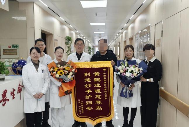 专家讲学意外摔伤 医院暖心救治获赞