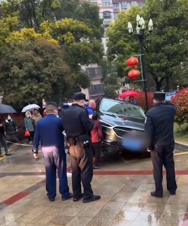 众人掀翻小车让道消防车