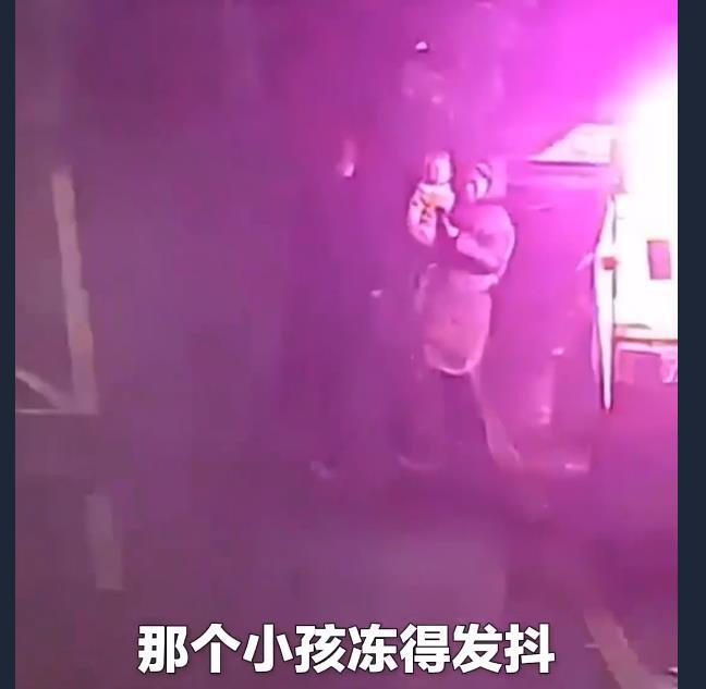 6个月婴儿雨夜爬上马路被接力守护，警民合力找到孩子家长