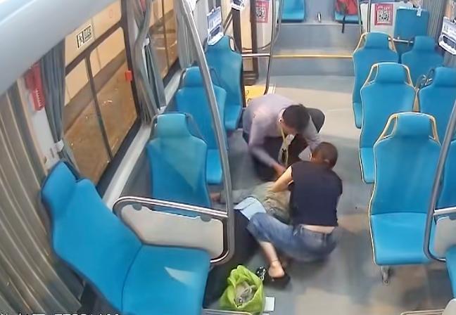 公交上老人发病乘客教科书式施救 好心人终被找到