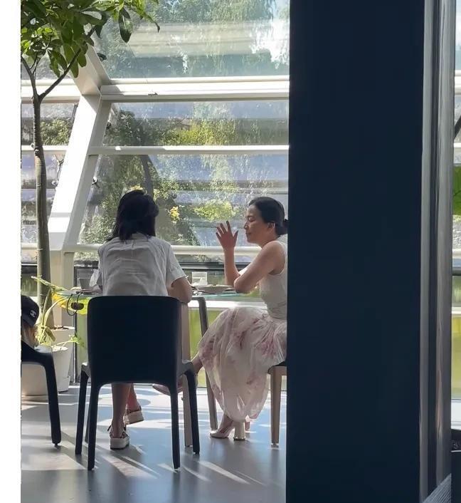 网友偶遇了刘亦菲妈妈 优雅体态引赞叹
