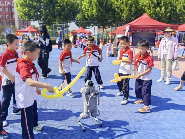 “科技为翼”六一盛宴：启航未来教育新篇章