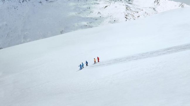 “人类滑雪起源地”惊现巨型“雪地宣言”