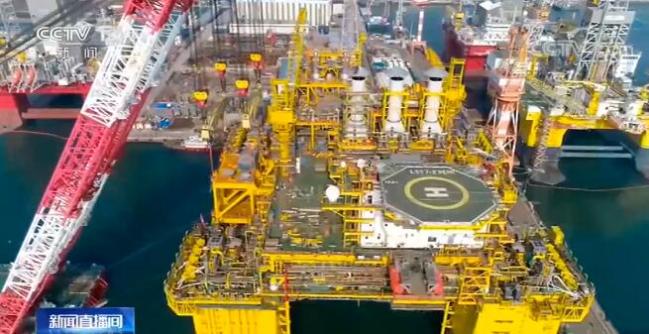 由我国自主研发建造的十万吨级深水生产储油平台“深海一号”能源站交付启航