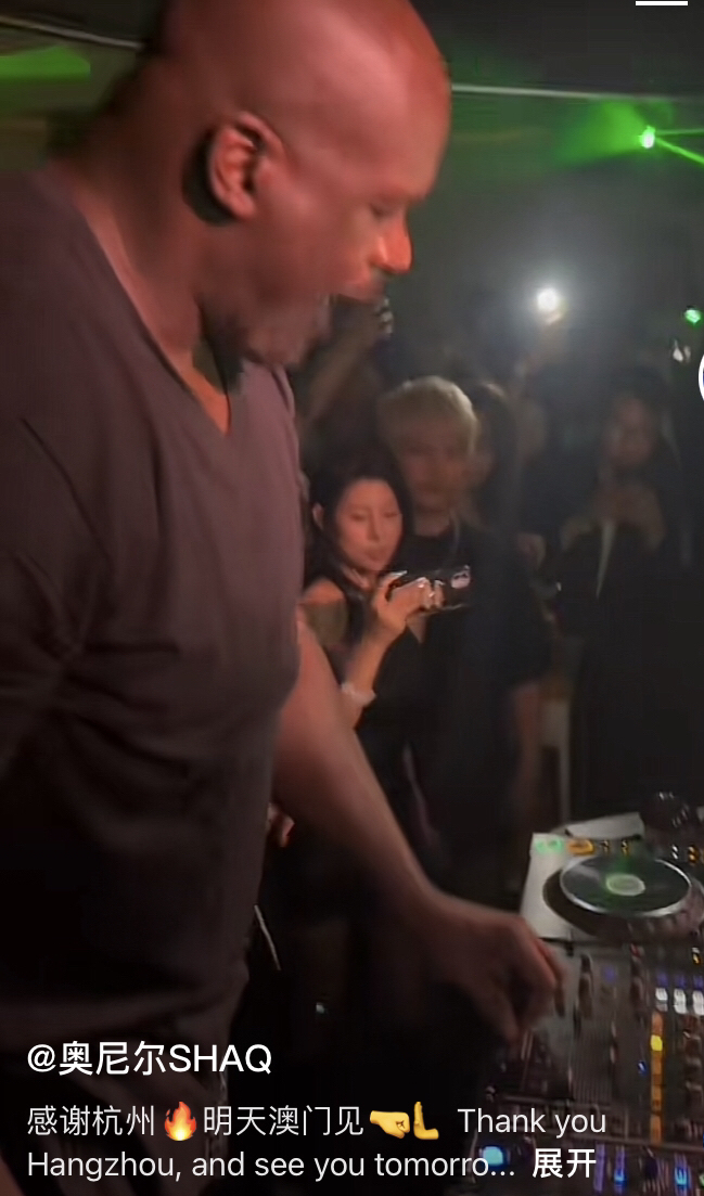 奥尼尔现身小杨哥直播间：扳手腕轻松拿捏小杨哥 网友直呼接地气