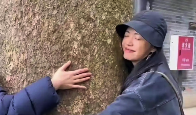 抱树放松有科学依据吗？因工作受挫女子每月花780元抱树放松-美国若向印度提供F-
