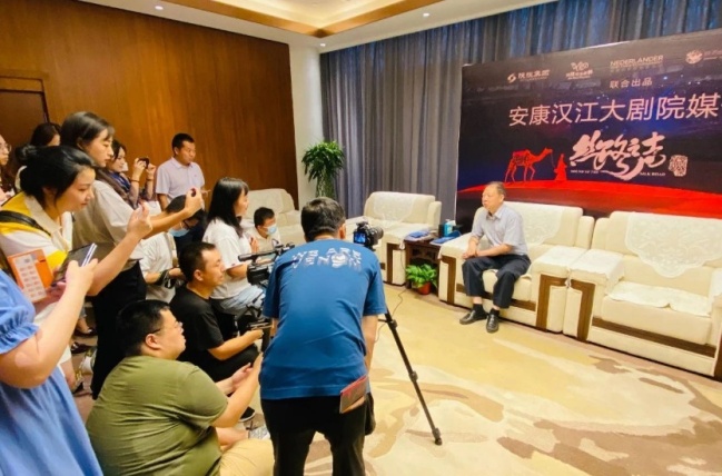 ▲陕旅集团党委书记、董事长周冰接受媒体现场采访