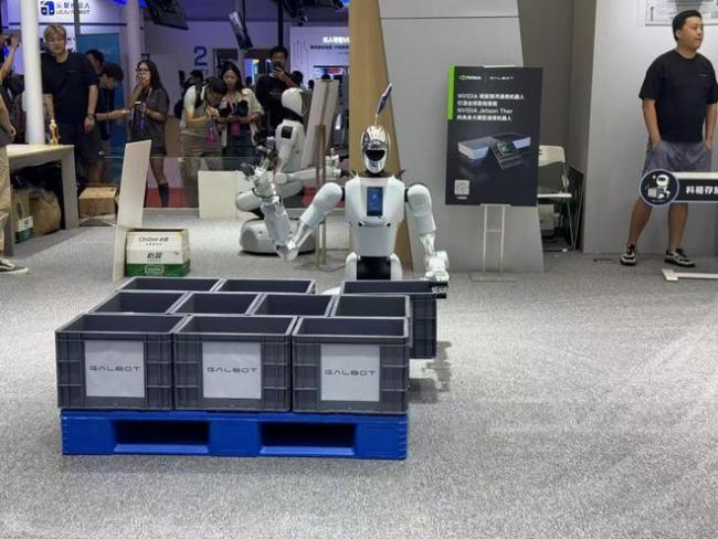 机器人大会：展台水泄不通 观众眼里放光！