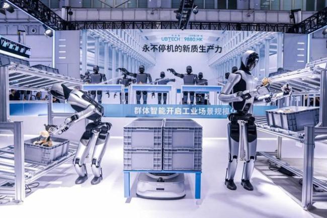 机器人大会：展台水泄不通 观众眼里放光！