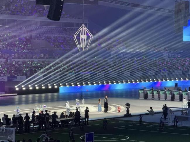 暴雨之下1万多人，500个机器人燃爆全场，世界人形机器人运动会来了