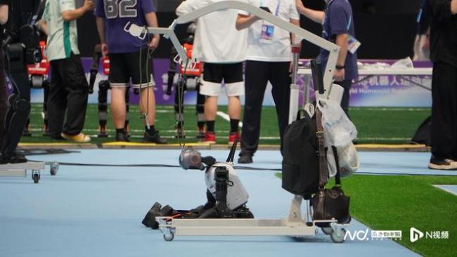 宇树机器人跑步赢了“半马冠军”，为何两家都不太服气？