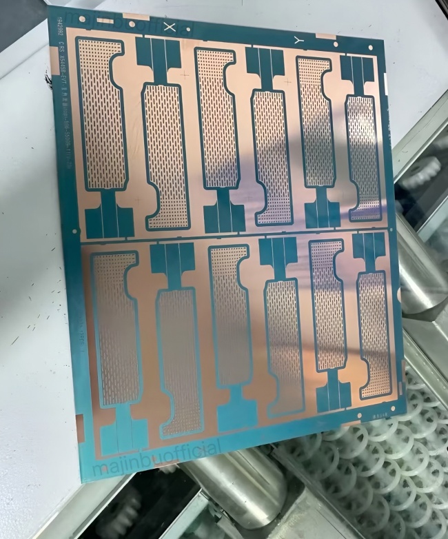 消息称苹果 iPhone 17 Pro / Max 首搭 VC 均热板设计，散热性能拉满