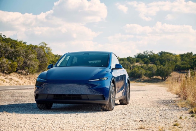 特斯拉 Model Y 标准版在美国上市：织物座椅、封天窗、续航 517 公里，起价跌破 4 万美元