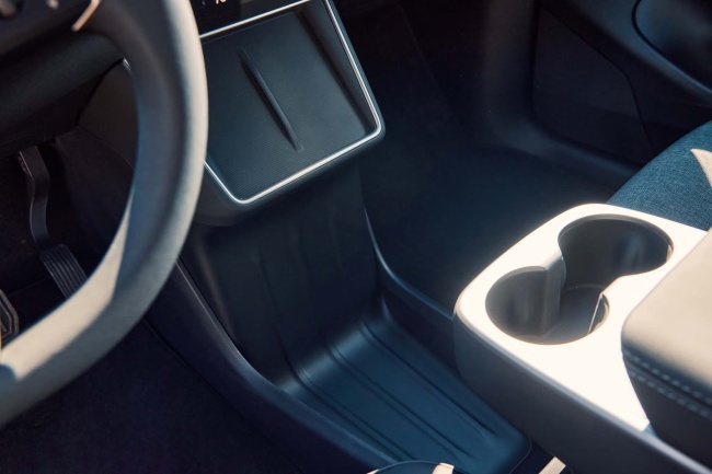 特斯拉 Model Y 标准版在美国上市：织物座椅、封天窗、续航 517 公里，起价跌破 4 万美元