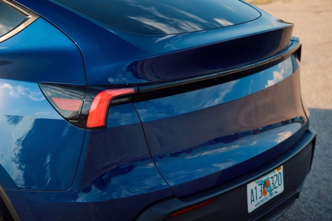 特斯拉 Model Y 标准版在美国上市：织物座椅、封天窗、续航 517 公里，起价跌破 4 万美元
