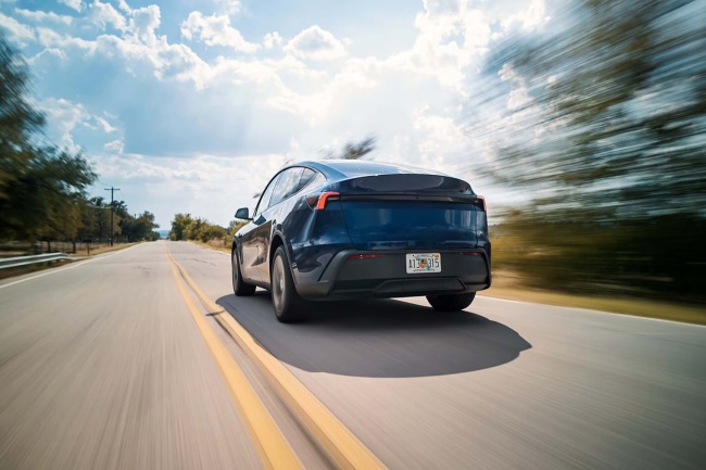 特斯拉 Model Y 标准版在美国上市：织物座椅、封天窗、续航 517 公里，起价跌破 4 万美元