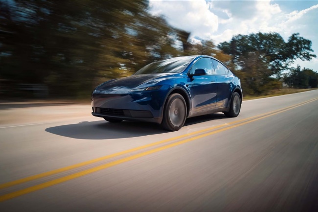 特斯拉 Model Y 标准版在美国上市：织物座椅、封天窗、续航 517 公里，起价跌破 4 万美元