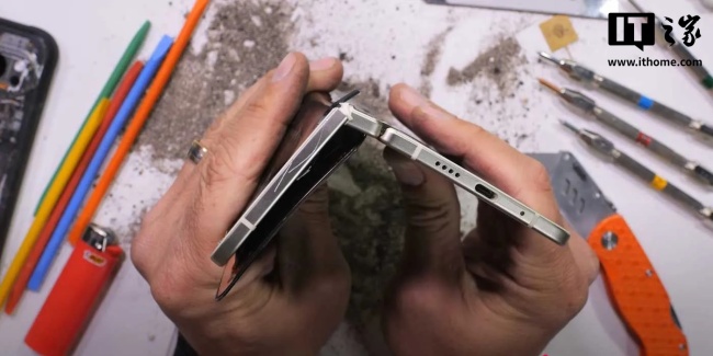 十年来头一遭：谷歌 Pixel 10 Pro Fold 折叠屏手机弯折测试中电池破裂起火