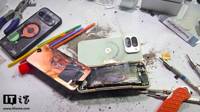 十年来头一遭：谷歌 Pixel 10 Pro Fold 折叠屏手机弯折测试中电池破裂起火