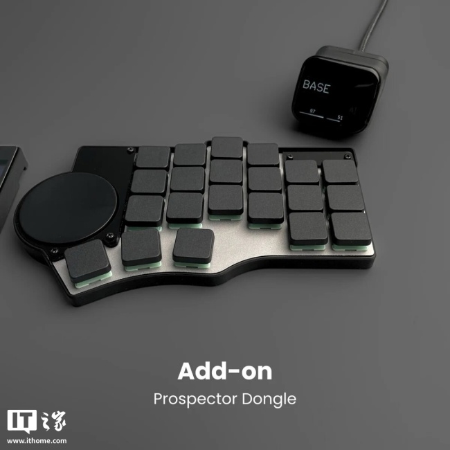 Toucan 机械键盘亮相：分体式人体工学键位，自带圆形触摸板、显示屏