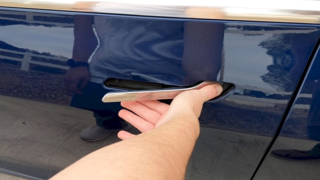 十年前马斯克拍板设计，消息称特斯拉电动车门过去十年导致美国 15 人葬身火海