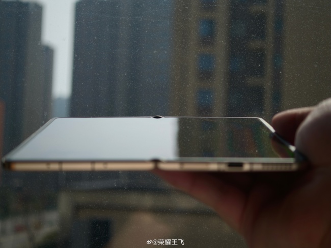 折痕几乎看不见：荣耀王飞晒 Magic V6 内屏，称折叠屏前提应是不妥协的轻薄