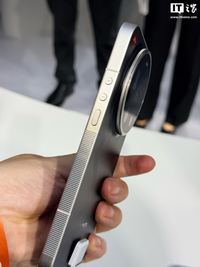 IT之家图赏小米 17 Ultra 徕卡海外版“LEITZPHONE”实拍:差异化后盖设计,香槟金边框