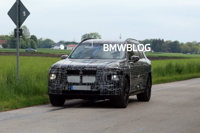 新一代宝马 X7 汽车曝光：可选自动车门，有望 2027 年上市