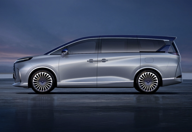 北汽极狐高端产品系列首款 MPV“问道 V9”将于 4 月 22 日开启预售，综合续航达 1330 公里