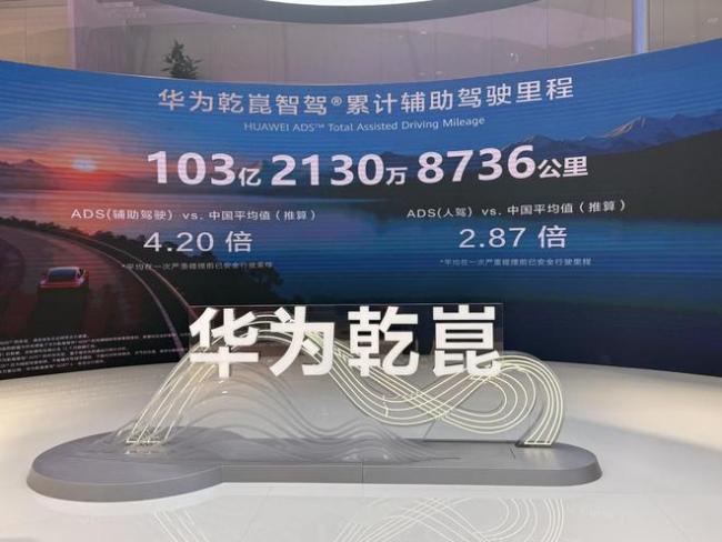 北京车展外国人众生相：抄作业，递名片