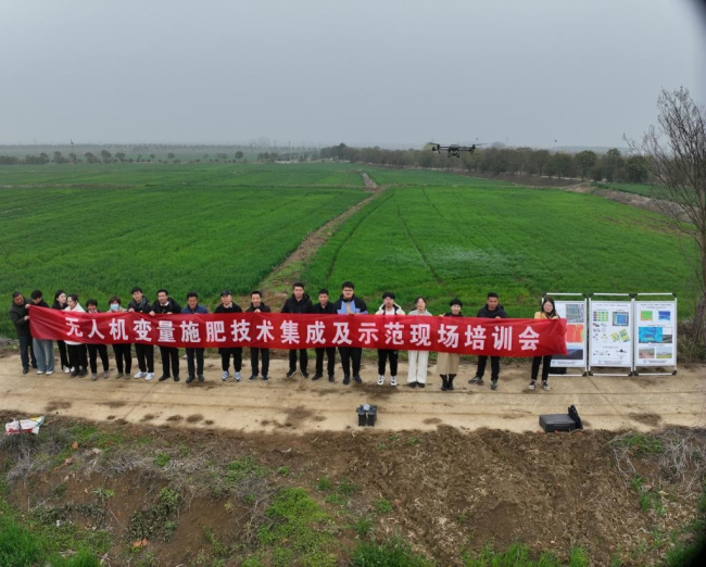 安徽科技学院“省作物智慧种植与加工技术工程研究中心”师生在小岗村开展小麦变量施肥示范活动
