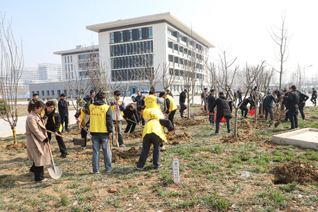 安徽科技学院义务植树 为文明校园创建注入绿色能量