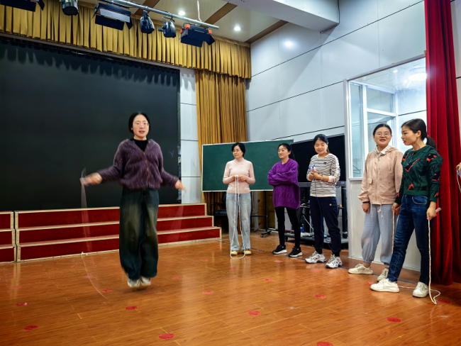 萧县师范附属小学举行庆五一教职工跳绳、掼蛋比赛