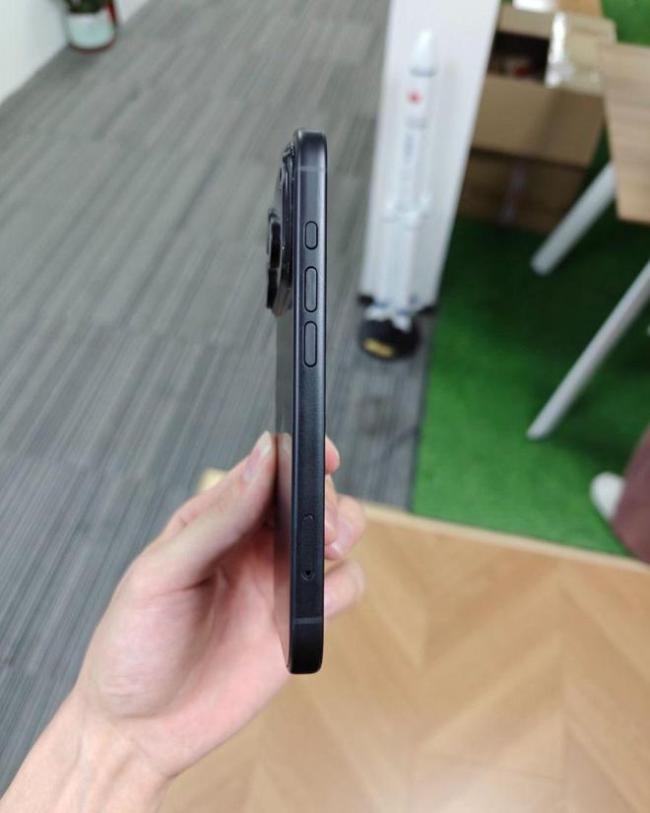 iPhone 17 Pro 机模曝光：相机横向大矩阵